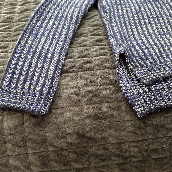 Black, white and navy blue, long sleeve, small slit on the sides :) - Picture 4 of 4